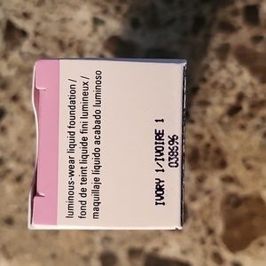 Ivory 1: Luminous-Wear Liquid Foundation